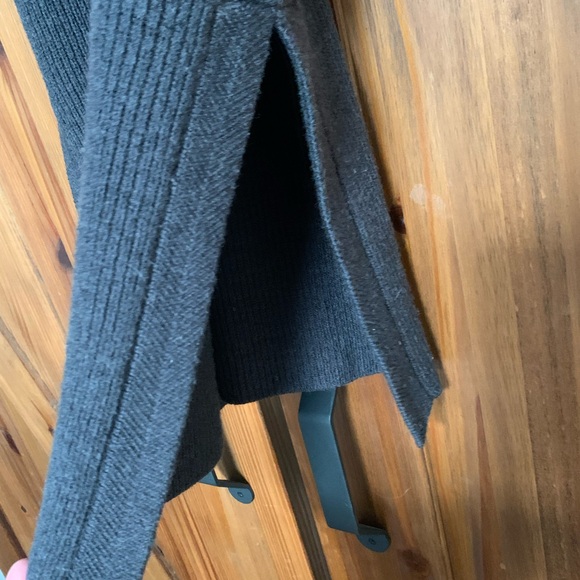 Wilfred long sweater vest with side slits - Picture 2 of 3